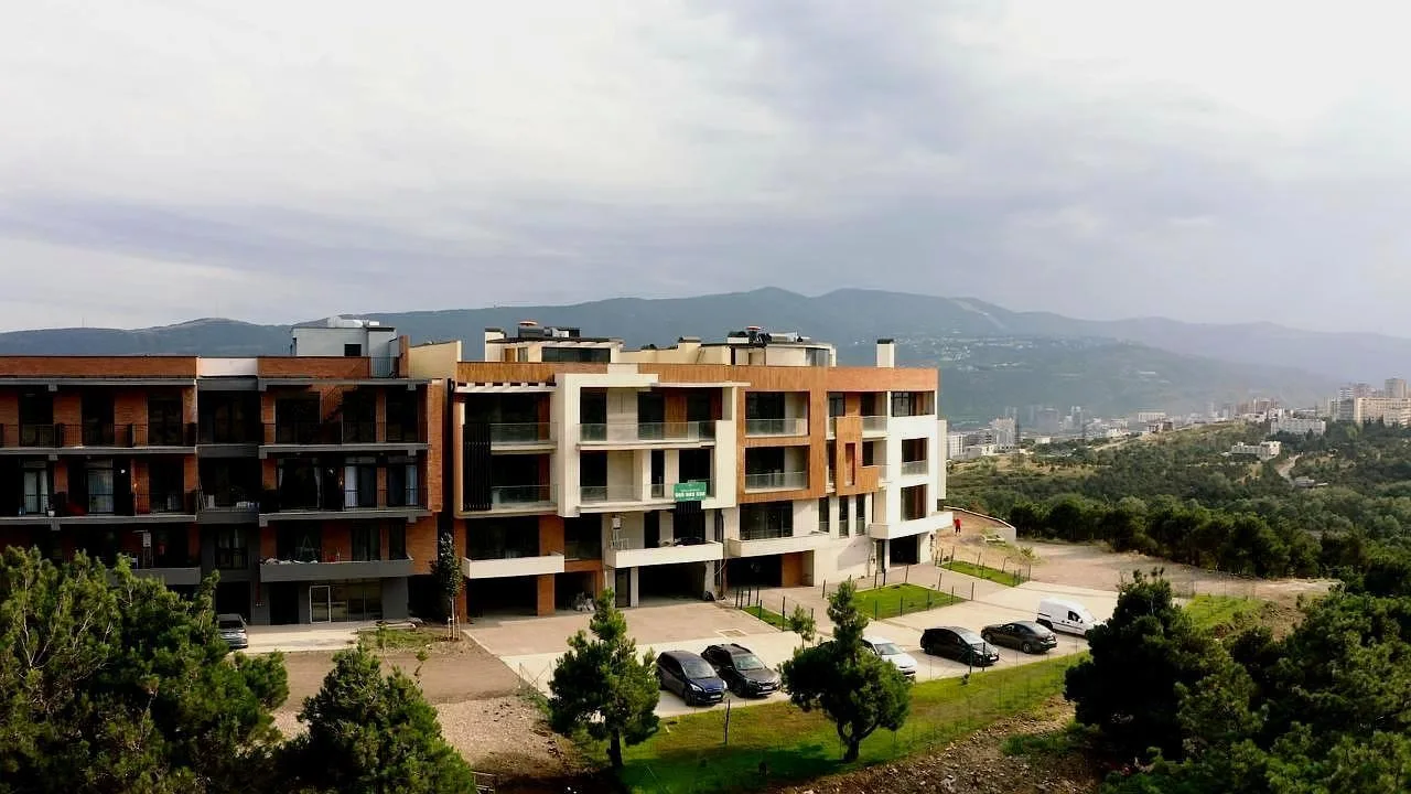 ლისი თაუნჰაუსი 1, 2